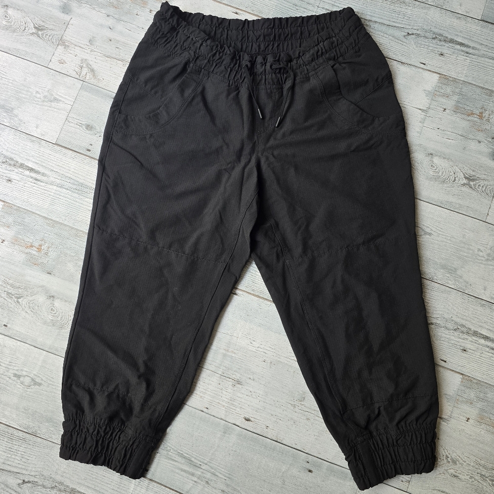 MEC Capri Black Cropped Pants Womens Size 4